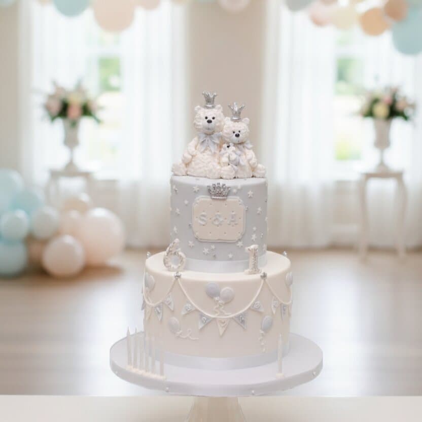 Handgefertigte Babytorte zum ersten Geburtstag mit buntem Zuckerdekor Wien Cupcakes Manufaktur CirCakeDesign