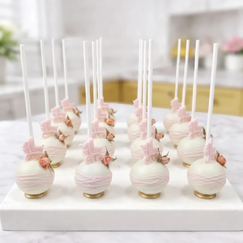 Handgefertigte Baby Shower Cakepops weiß rosa mit Kinderwagen Zuckerdekor und Röschen für Taufe und Babyparty Wien Cupcakes Manufaktur Cir Cake Design