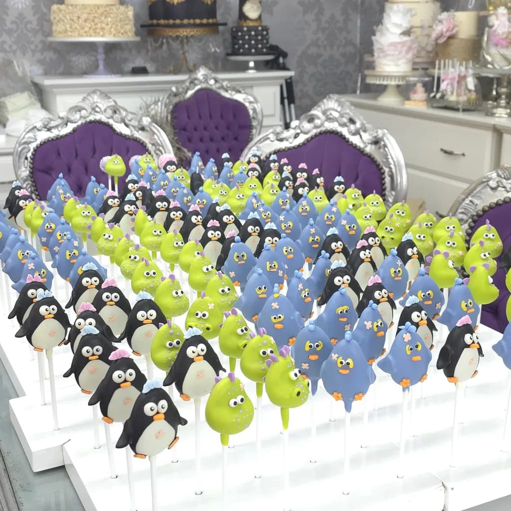 Handgefertigte Pinguin Cakepops weiß schwarz mit Zuckerdekor für Kindergeburtstag und Winterparty Wien Cupcakes Manufaktur Cir Cake Design