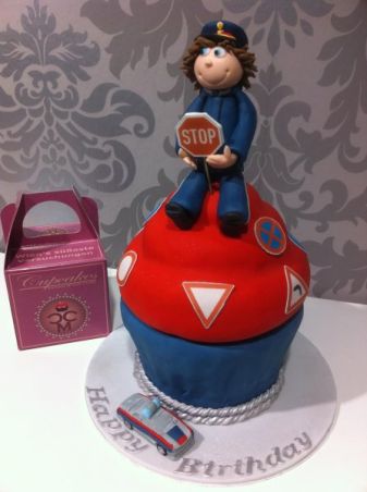 riesen-cupcake-polizei.jpg