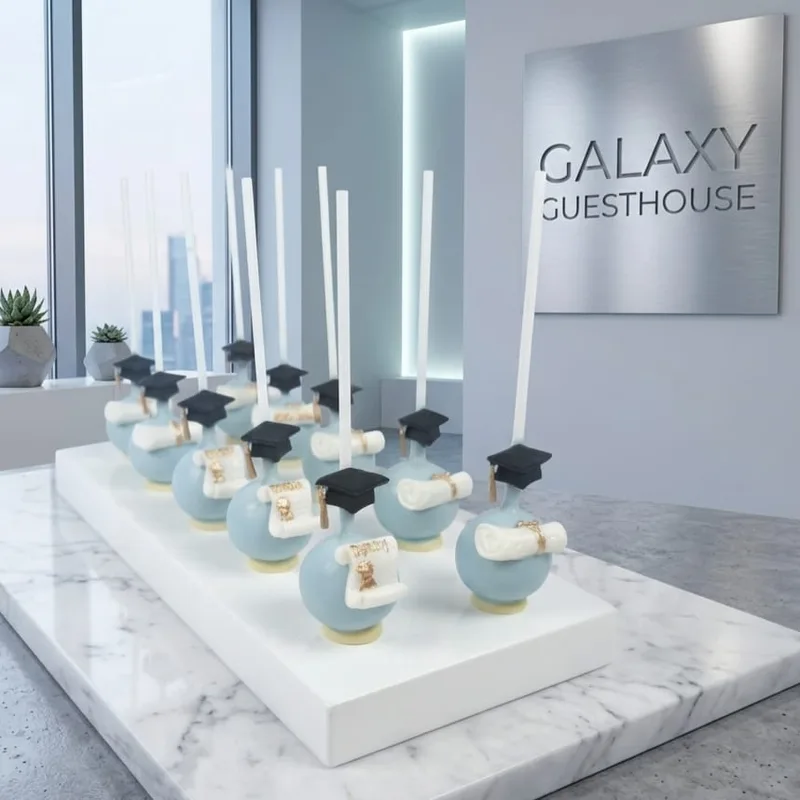 Handgefertigte Sponsion Graduation Cakepops hellblau mit Doktorhut und Diplom Zuckerdekor für Abschlussfeier Wien Cupcakes Manufaktur Cir Cake Design
