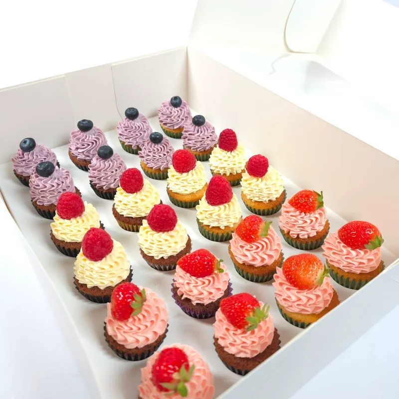Mini Cupcakes mit Erdbeere, Heidelbeere, Vanille
